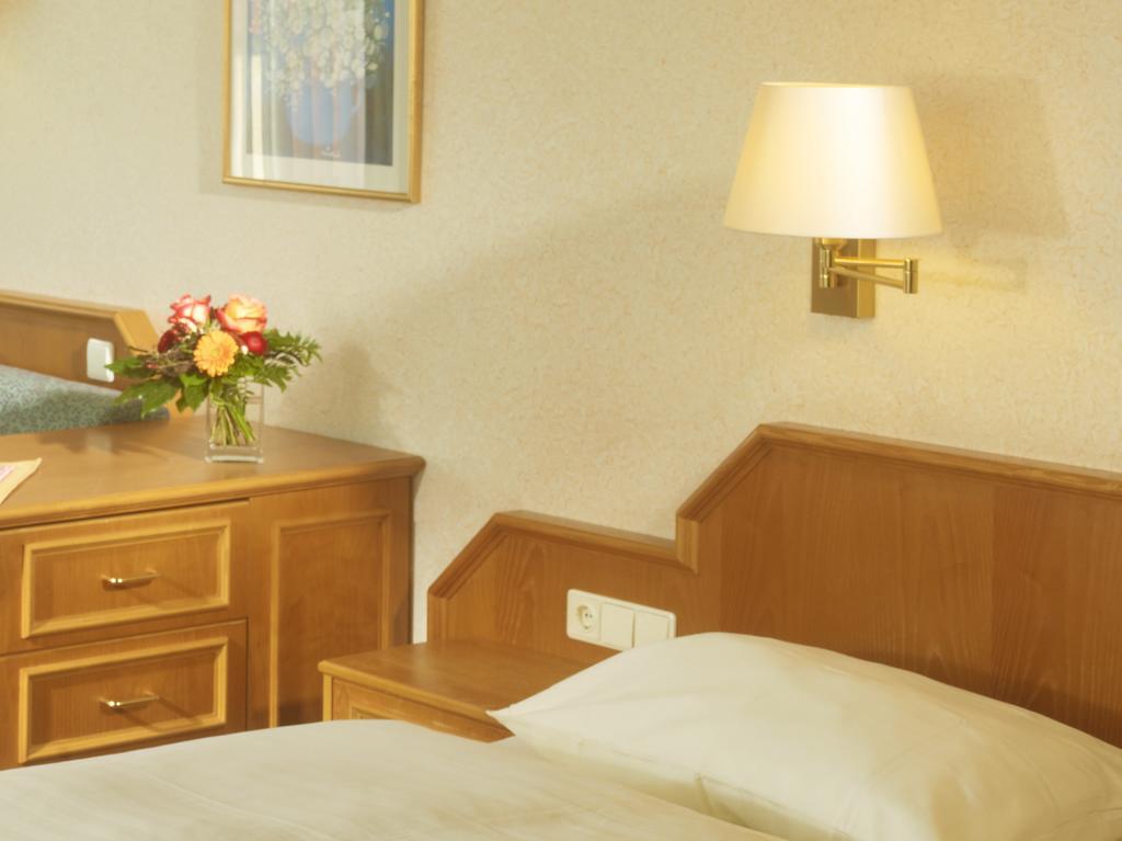 Hotel Loesch Pfaelzer Hof Romerberg Room photo