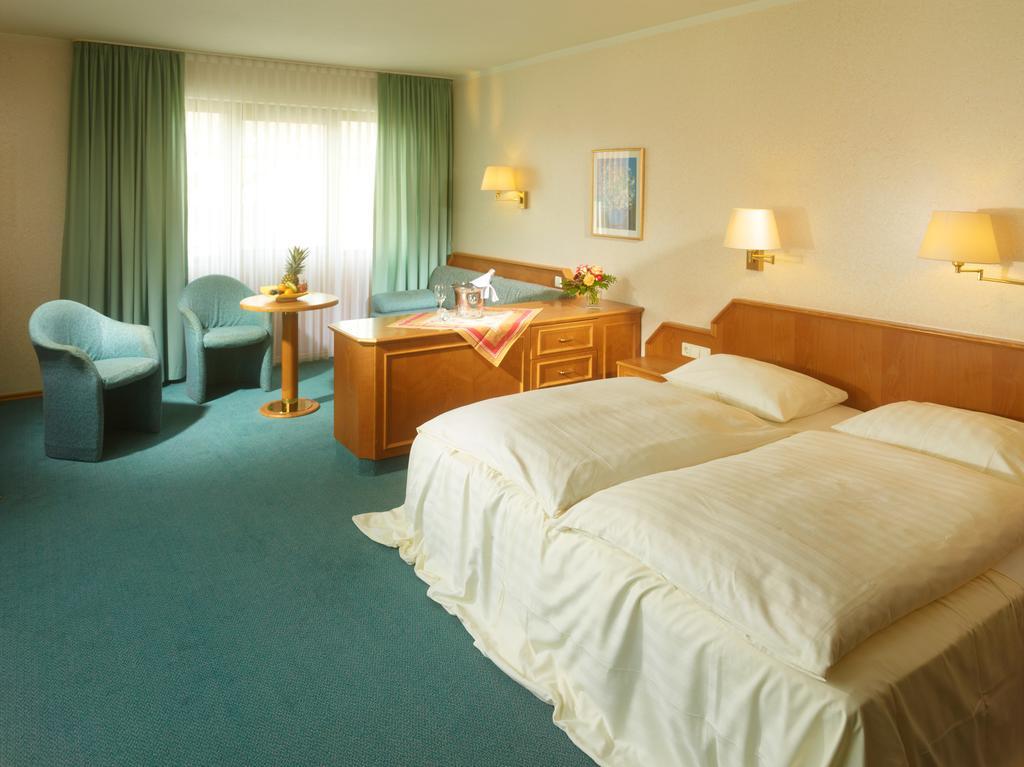 Hotel Loesch Pfaelzer Hof Romerberg Room photo