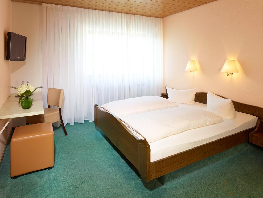 Hotel Loesch Pfaelzer Hof Romerberg Room photo